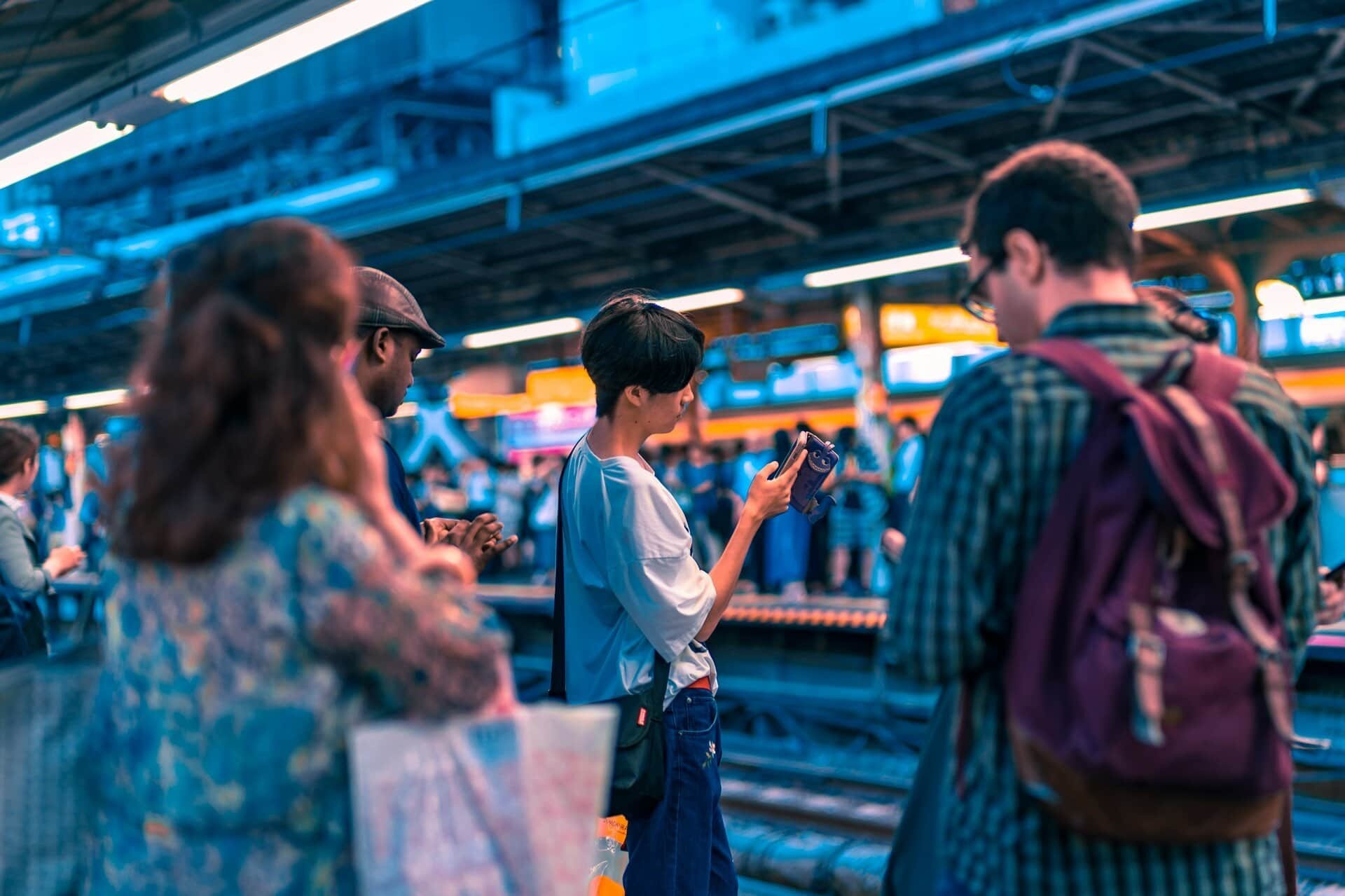 Seuls... avec du monde autour