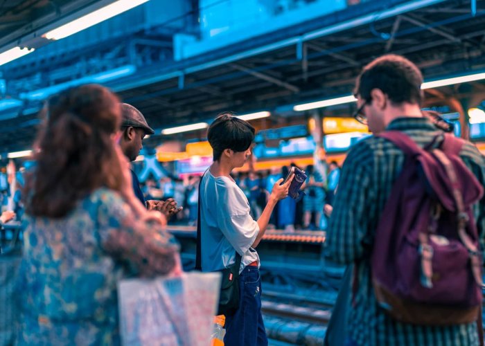 Seuls... avec du monde autour