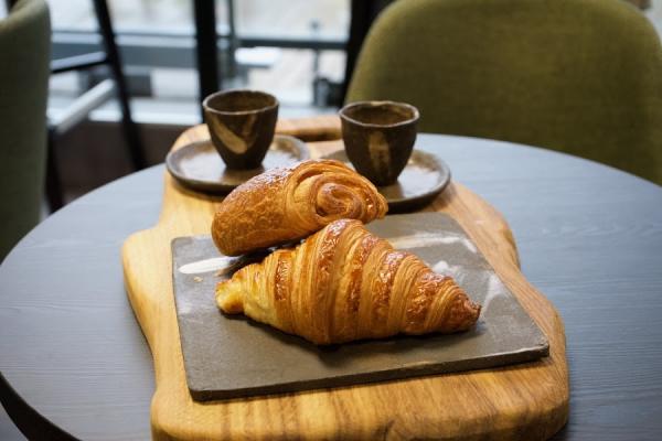 Rencontre dans un café sympa