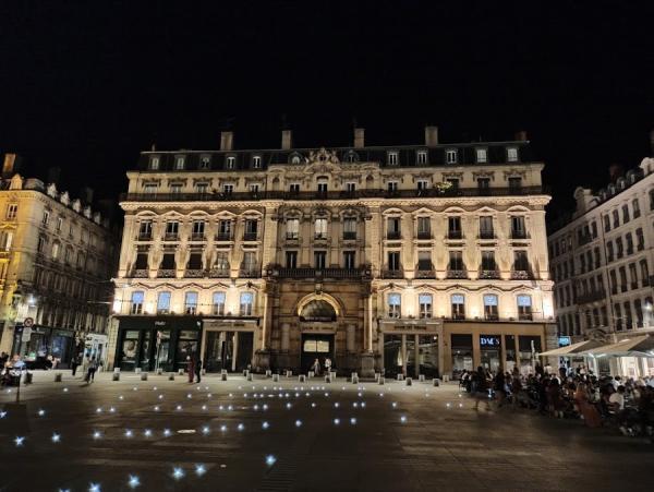 Par delà les falaises