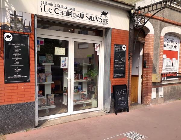 Boire un thé et se rencontrer au chameau sauvage