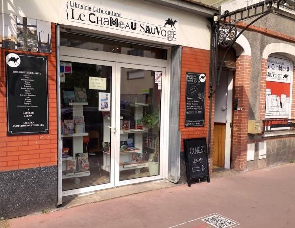 Boire un thé et se rencontrer au chameau sauvage