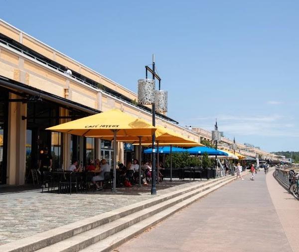 prendre un verre au café joyeux