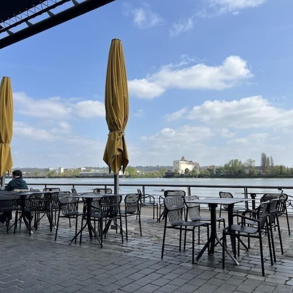 boire un verre et faire connaissance au café joyeux