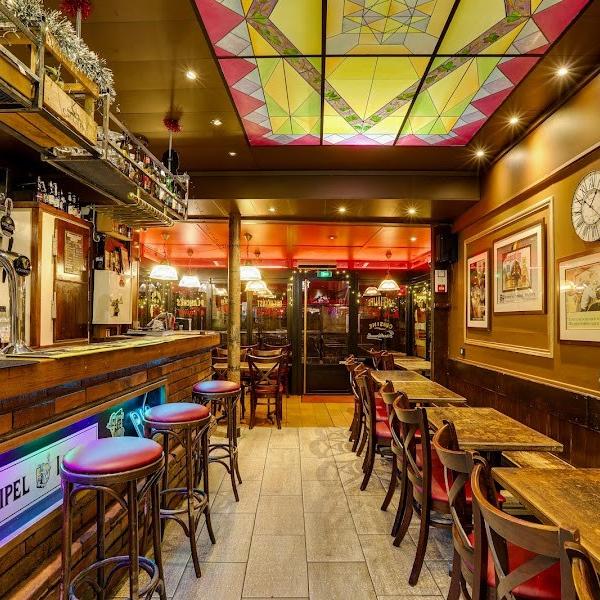 Tarot, jeux et papotage à l'académie de la bière