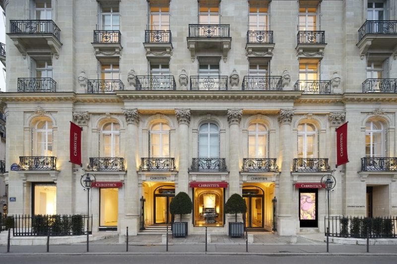 Illuminated exhibition venue in Paris