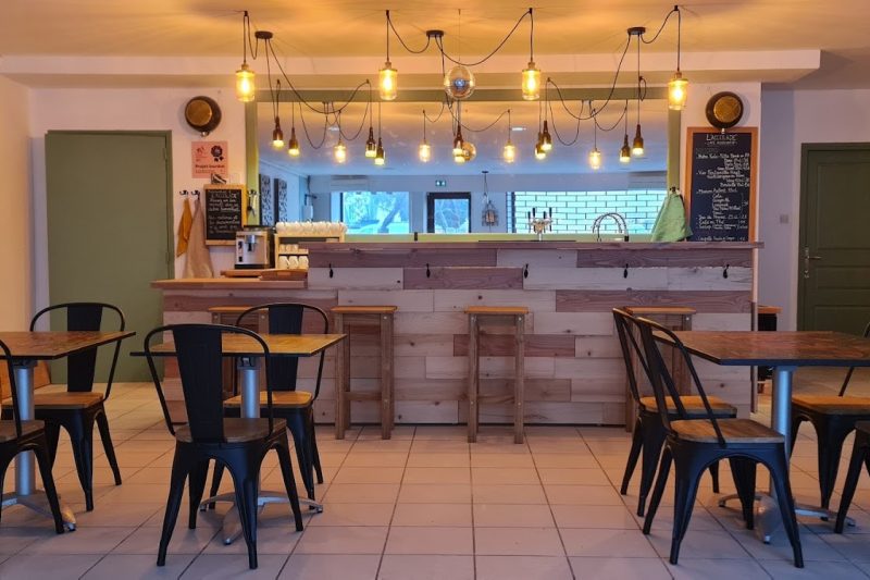 Quiet café ready to welcome a small table