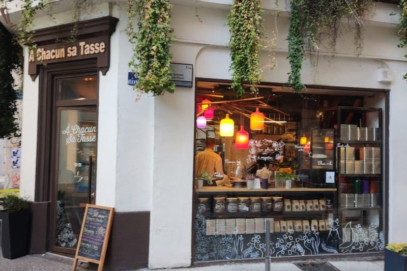 Plant-covered tea room frontage in Lyon