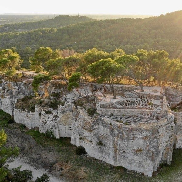 Visites abbaye troglodyte de Saint-Roman. En option abbaye de Saint Michel du Frigolet