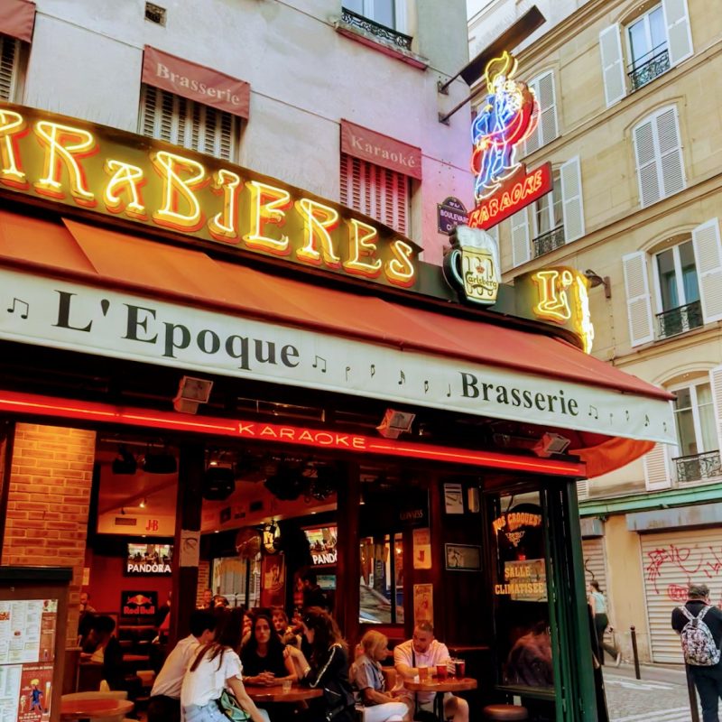 Soirée karaoké à L'Époque, le bar karaoké le plus fréquenté de Paris